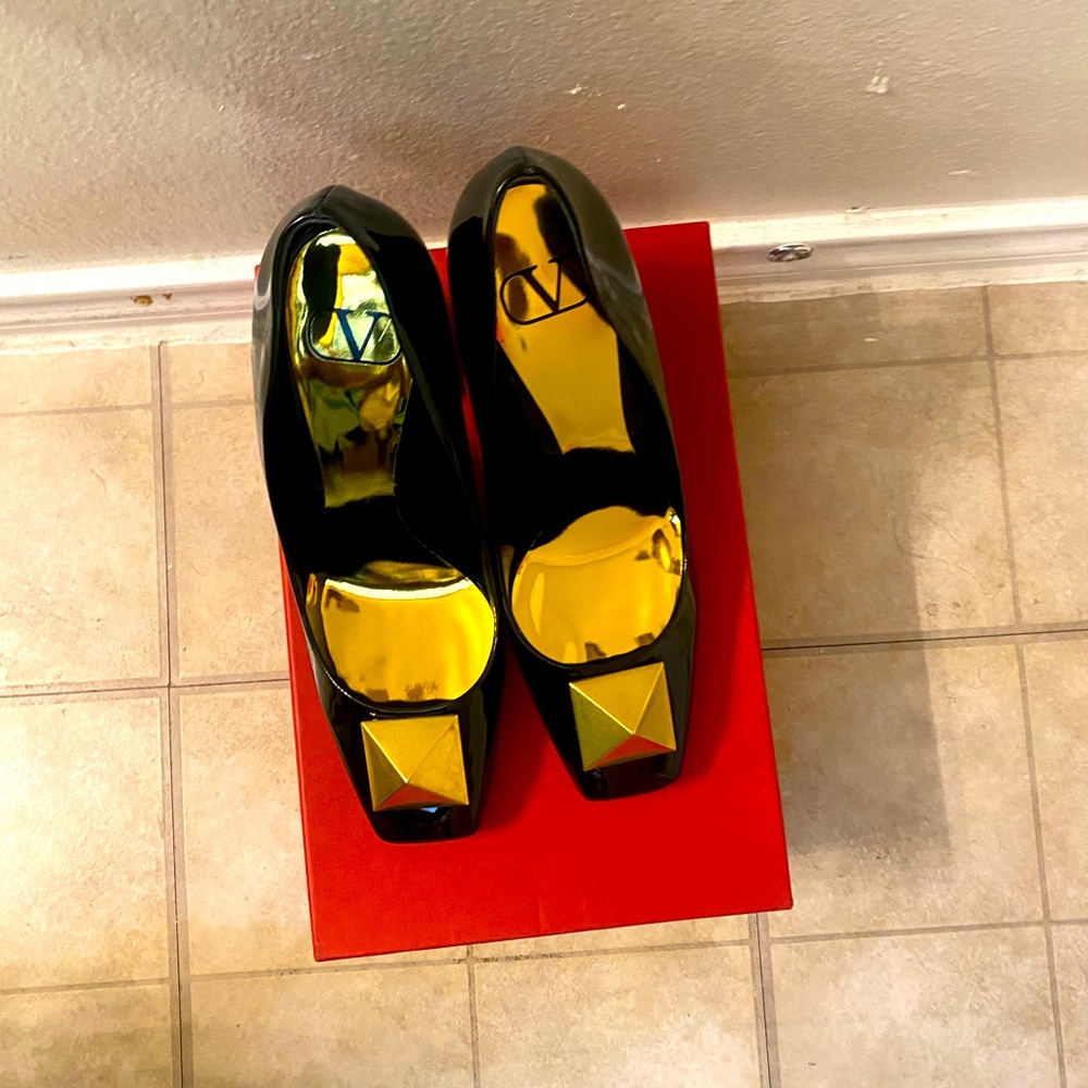 Brand new one stud patent block Valentino